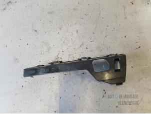 Begagnade Stötfångarfäste, vänster fram Ford Focus 2 1.6 16V Pris € 15,00 Marginaltabell erbjuds av Autodeleninkleur