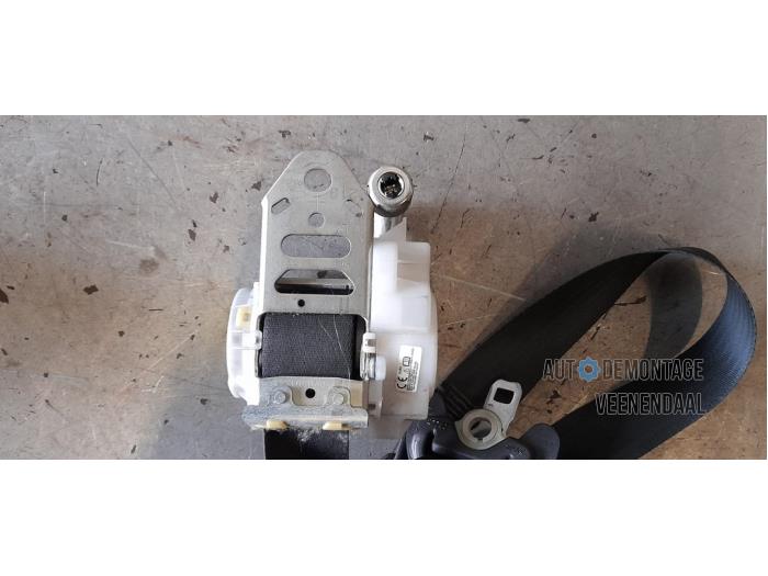 Främre säkerhetsbälte, vänster från en Toyota Avensis (T27) 2.0 16V D-4D-F 2013