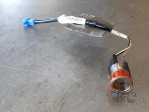 Gebruikte Oplaadpunt stekker aansluiting Suzuki Swift (ZA/ZC/ZD1/2/3/9) 1.3 VVT 16V Prijs € 8,80 Margeregeling aangeboden door Autodeleninkleur