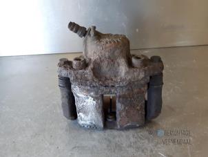 Begagnade Främre bromsok, höger Renault Clio II (BB/CB) 1.4 16V Pris € 10,00 Marginaltabell erbjuds av Autodeleninkleur