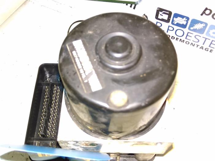 ABS Pumpe van een Volkswagen Polo IV (9N1/2/3) 1.4 16V 2002