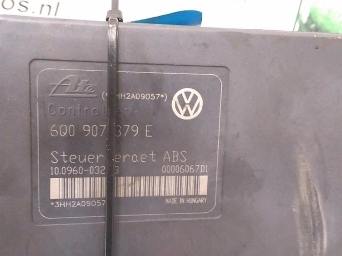 ABS Pumpe van een Volkswagen Polo IV (9N1/2/3) 1.4 16V 2002