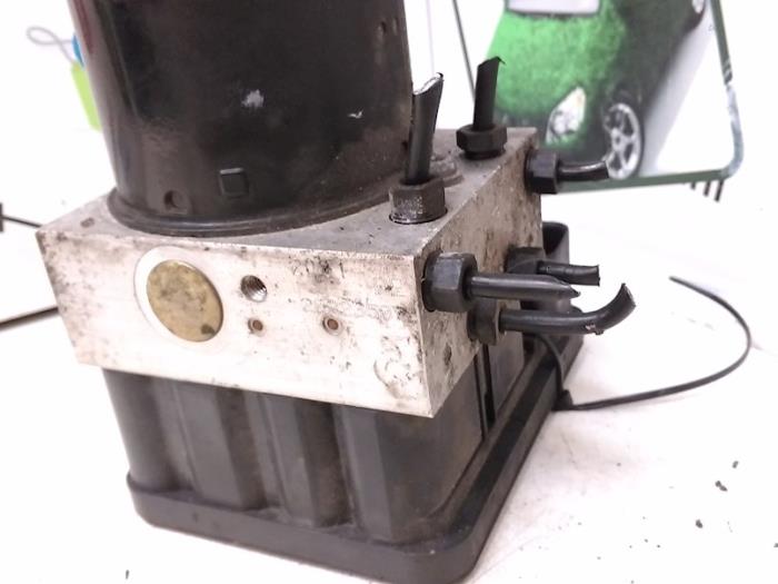 ABS Pumpe van een Volkswagen Polo IV (9N1/2/3) 1.4 16V 2002