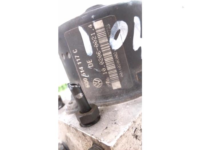 ABS Pumpe van een Volkswagen Polo IV (9N1/2/3) 1.4 16V 2002