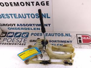 Gebruikte Versnellingspook Mitsubishi Colt (Z2/Z3) 1.3 16V Prijs € 25,00 Margeregeling aangeboden door Autodemontagebedrijf R. Poeste B.V.