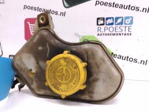 Gebruikte Servo Oliereservoir Ford Ka I 1.6i SportKa Prijs € 20,00 Margeregeling aangeboden door Autodemontagebedrijf R. Poeste B.V.