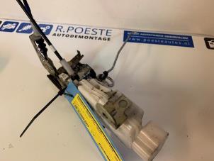 Gebruikte Deurslot Mechaniek 4Deurs links-voor Daihatsu Cuore (L251/271/276) 1.0 12V DVVT Prijs € 20,00 Margeregeling aangeboden door Autodemontagebedrijf R. Poeste B.V.