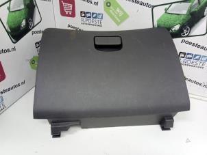 Używane Schowek w desce rozdzielczej Daihatsu Cuore (L251/271/276) 1.0 12V DVVT Cena € 20,00 Procedura marży oferowane przez Autodemontagebedrijf R. Poeste B.V.