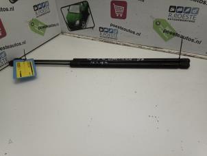 Begagnade Set med gasfjädrar, baklucka Opel Calibra 2.0 16V Turbo 4x4 Pris € 15,00 Marginaltabell erbjuds av Autodemontagebedrijf R. Poeste B.V.