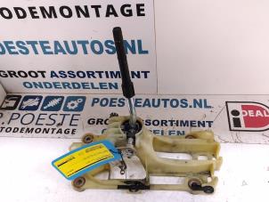 Gebruikte Versnellingspook Mitsubishi Colt (Z2/Z3) 1.3 16V Prijs € 25,00 Margeregeling aangeboden door Autodemontagebedrijf R. Poeste B.V.