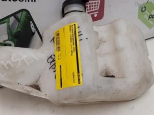 Gebruikte Ruitensproeiertank voor Renault Express Pick-up 1.2i Prijs € 15,00 Margeregeling aangeboden door Autodemontagebedrijf R. Poeste B.V.