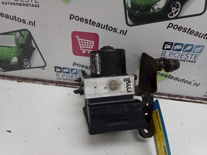Bomba ABS de un Volkswagen Polo IV (9N1/2/3) 1.2 2002