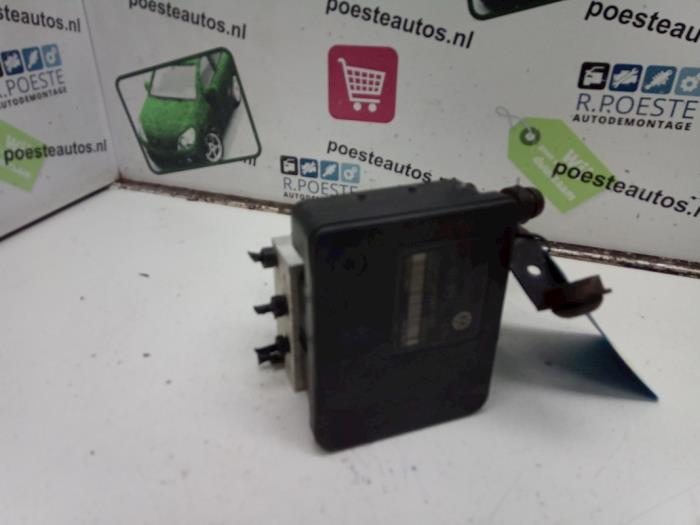 Bomba ABS de un Volkswagen Polo IV (9N1/2/3) 1.2 2002