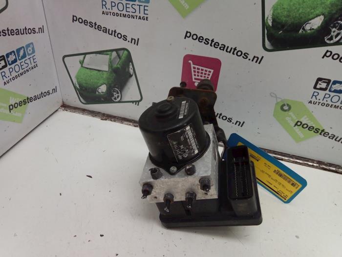 Bomba ABS de un Volkswagen Polo IV (9N1/2/3) 1.2 2002