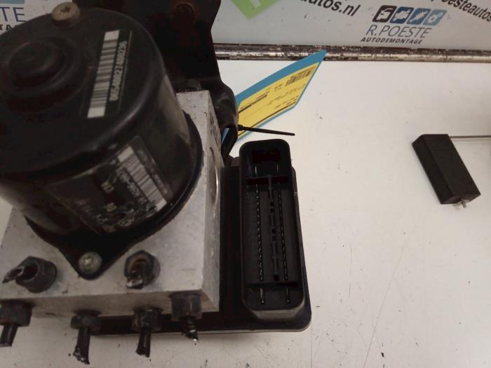 Bomba ABS de un Volkswagen Polo IV (9N1/2/3) 1.2 2002