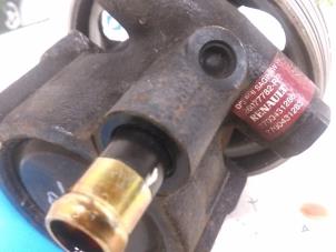 Begagnade Servostyrningspump Renault Megane (EA) 1.4 16V Pris € 40,00 Marginaltabell erbjuds av Autodemontagebedrijf R. Poeste B.V.
