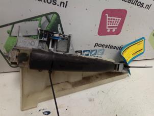 Gebruikte Greep achterdeur Bus-Bestel Fiat Scudo (270) 2.0 D Multijet Prijs € 30,00 Margeregeling aangeboden door Autodemontagebedrijf R. Poeste B.V.