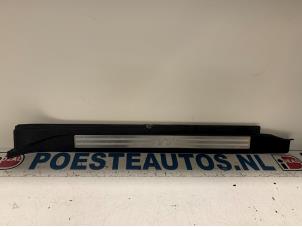 Begagnade Instegslist, höger Audi TT (8N3) 1.8 20V Turbo Pris € 20,00 Marginaltabell erbjuds av Autodemontagebedrijf R. Poeste B.V.