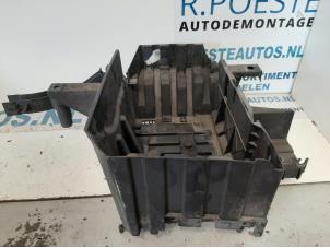 Gebruikte Accubak Opel Vivaro 2.5 CDTI 16V Prijs € 40,00 Margeregeling aangeboden door Autodemontagebedrijf R. Poeste B.V.