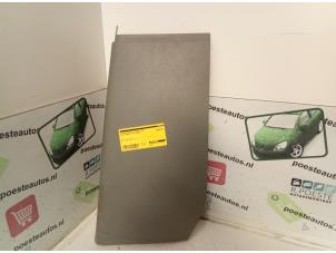 Begagnade Liststripe, höger fram Opel Vivaro 2.5 CDTI 16V Pris € 20,00 Marginaltabell erbjuds av Autodemontagebedrijf R. Poeste B.V.
