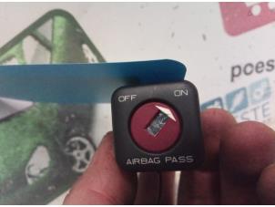 Używane Przelacznik poduszki powietrznej Citroen C3 Pluriel (HB) 1.6 16V Cena € 15,00 Procedura marży oferowane przez Autodemontagebedrijf R. Poeste B.V.