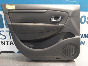 Gebruikte Portierbekleding 4Deurs links-voor Renault Scénic III (JZ) 1.6 16V Prijs € 60,00 Margeregeling aangeboden door Autodemontagebedrijf R. Poeste B.V.