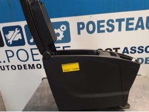 Gebruikte Armleuning Renault Scénic III (JZ) 1.6 16V Prijs € 92,00 Margeregeling aangeboden door Autodemontagebedrijf R. Poeste B.V.