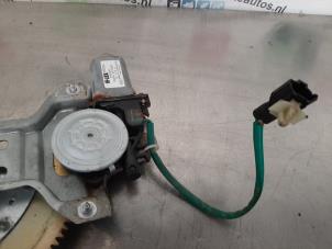 Begagnade Fönstermekanism för bakre dörr, 4-dörrars, vänster Kia Carens II (FJ) 1.6i 16V Pris € 30,00 Marginaltabell erbjuds av Autodemontagebedrijf R. Poeste B.V.