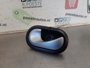 Begagnade Dörrhandtag, 2-dörrars, vänster Renault Twingo II (CN) 1.2 16V Pris € 10,00 Marginaltabell erbjuds av Autodemontagebedrijf R. Poeste B.V.
