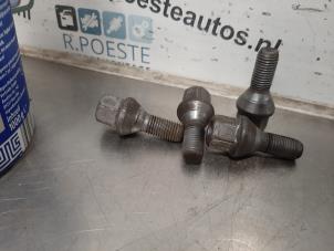 Gebruikte Wielbouten set Renault Twingo II (CN) 1.2 Prijs € 15,00 Margeregeling aangeboden door Autodemontagebedrijf R. Poeste B.V.