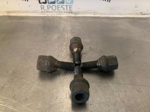 Gebruikte Wielbouten set Renault Twingo (C06) 1.2 Prijs € 15,00 Margeregeling aangeboden door Autodemontagebedrijf R. Poeste B.V.