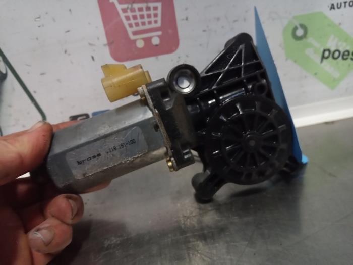 Motor electrisch raam van een Mercedes-Benz ML I (163) 320 3.2 V6 18V Aut.Kat. 1998