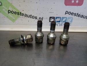Gebruikte Wielbouten set Renault Twingo (C06) 1.2 Prijs € 15,00 Margeregeling aangeboden door Autodemontagebedrijf R. Poeste B.V.