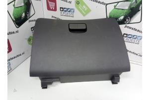 Używane Schowek w desce rozdzielczej Daihatsu Cuore (L251/271/276) 1.0 12V DVVT Cena € 20,00 Procedura marży oferowane przez Autodemontagebedrijf R. Poeste B.V.