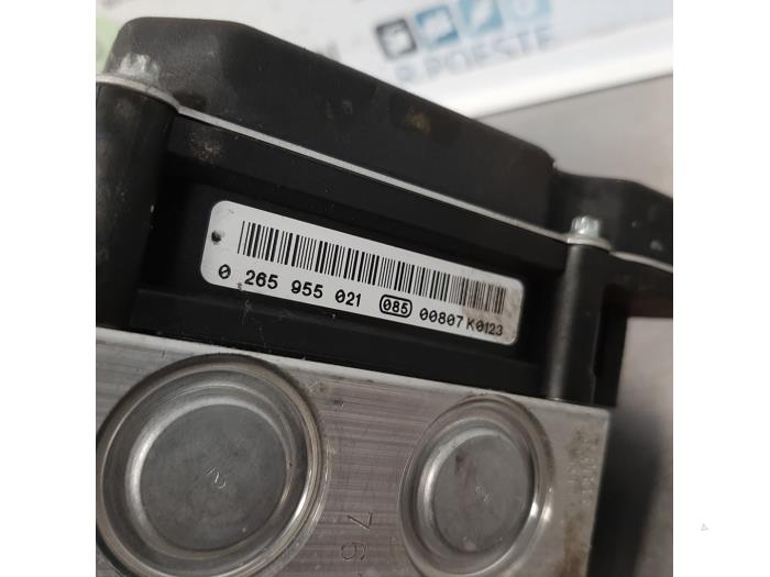 ABS pump from a Volkswagen Polo V (6R) 1.2 TDI 12V BlueMotion 2010