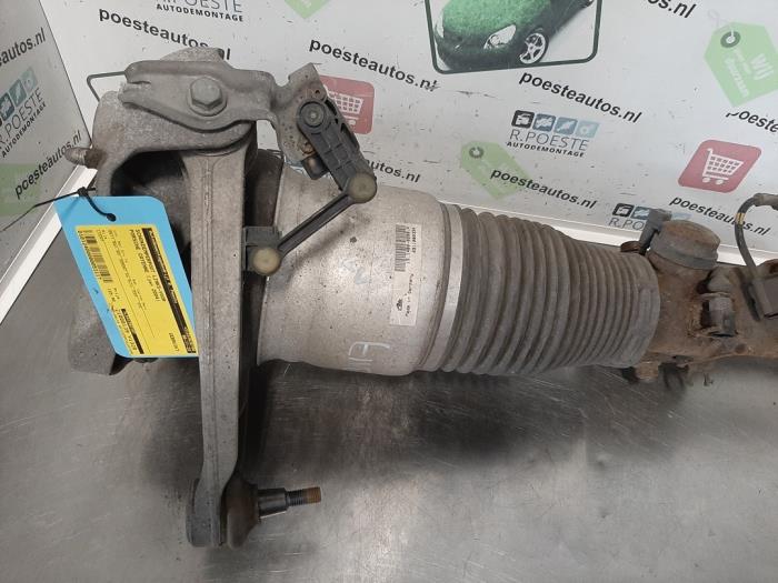 Stötdämparstång, vänster fram från en Porsche Cayenne (9PA) 4.5 S V8 32V 2004