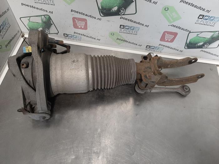 Stötdämparstång, vänster fram från en Porsche Cayenne (9PA) 4.5 S V8 32V 2004