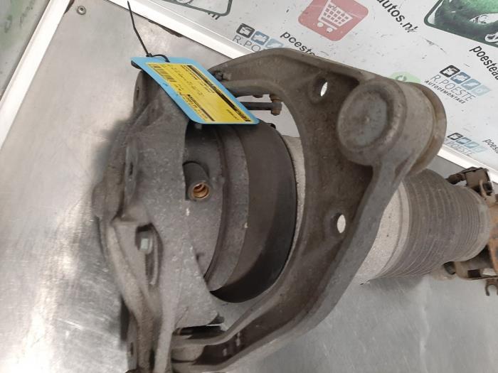 Stötdämparstång, vänster fram från en Porsche Cayenne (9PA) 4.5 S V8 32V 2004