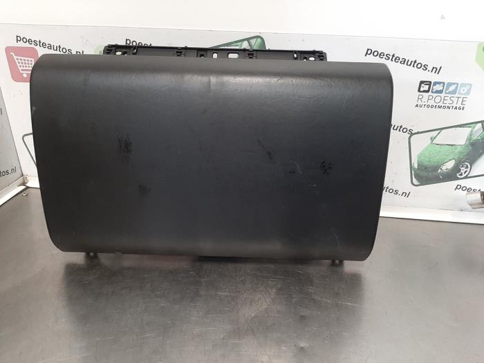 Handskfack från en Porsche Cayenne (9PA) 4.5 S V8 32V 2004