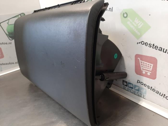 Handskfack från en Porsche Cayenne (9PA) 4.5 S V8 32V 2004