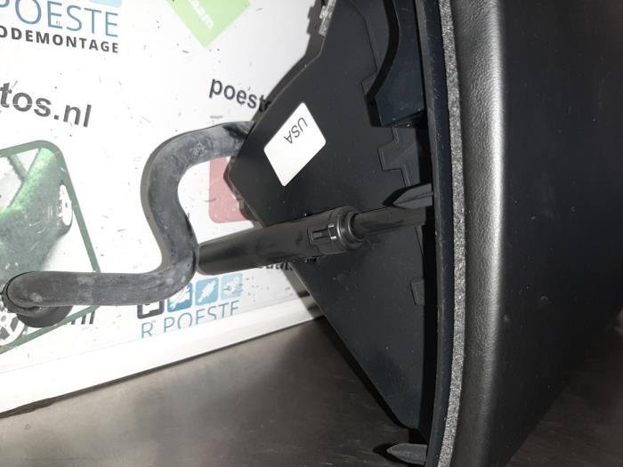 Handskfack från en Porsche Cayenne (9PA) 4.5 S V8 32V 2004