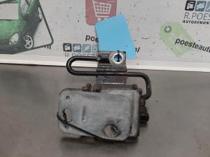 Gebruikte Scharnier deur rechts-voor Porsche Cayenne (9PA) 4.5 S V8 32V Prijs € 42,00 Margeregeling aangeboden door Autodemontagebedrijf R. Poeste B.V.