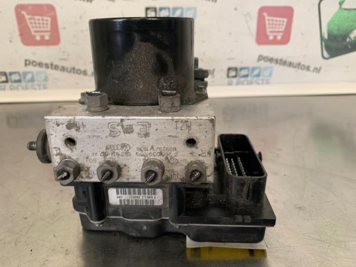 ABS Pumpe van een Volkswagen Polo V (6R) 1.6 TDI 16V 90 2011