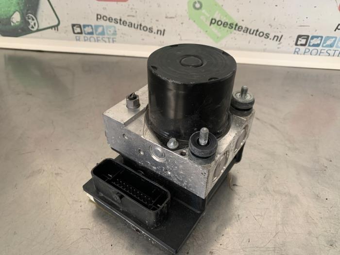 ABS Pumpe van een Volkswagen Polo V (6R) 1.6 TDI 16V 90 2011