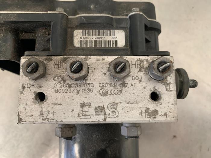 ABS Pumpe van een Volkswagen Polo V (6R) 1.6 TDI 16V 90 2011