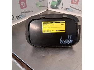 Begagnade Tanklucka Renault Laguna II Grandtour (KG) 1.8 16V Pris € 20,00 Marginaltabell erbjuds av Autodemontagebedrijf R. Poeste B.V.