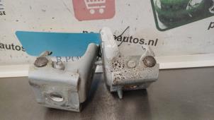 Gebruikte Scharnierset Citroen C3 (SC) 1.2 VTi 82 12V Prijs € 30,00 Margeregeling aangeboden door Autodemontagebedrijf R. Poeste B.V.