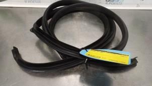 Gebruikte Portierrubber 4Deurs links-achter Kia Soul I (AM) 1.6 CVVT 16V Prijs € 20,00 Margeregeling aangeboden door Autodemontagebedrijf R. Poeste B.V.