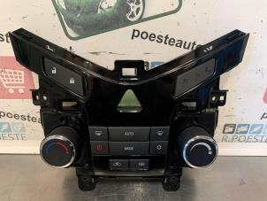 Gebruikte Chaufage Bedieningspaneel Chevrolet Cruze (300) 1.8 16V VVT Prijs € 30,00 Margeregeling aangeboden door Autodemontagebedrijf R. Poeste B.V.