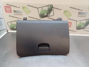 Używane Schowek w desce rozdzielczej Daihatsu Cuore (L251/271/276) 1.0 12V DVVT Cena € 20,00 Procedura marży oferowane przez Autodemontagebedrijf R. Poeste B.V.